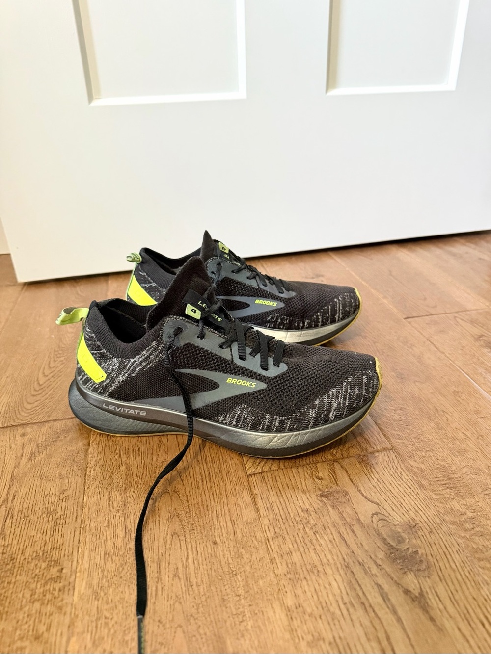 Brooks Shoes Womens 8.5 Levitate 4 Athletic Running Sneakers Black Lace Up